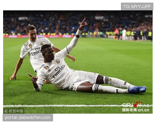 特写：维尼修斯突破造点后亲自命中，伯纳乌球场陷入沸腾